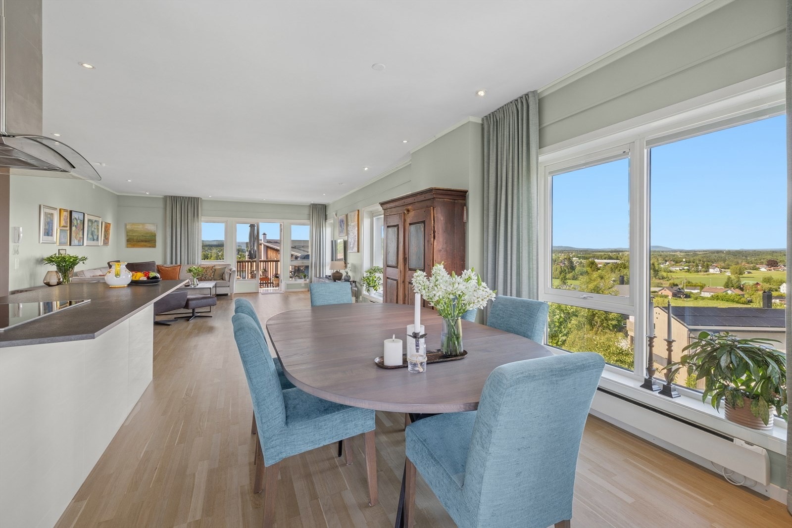 Denne leiligheten bør oppleves, god takhøyde og fantastisk utsikt gjør leiligheten til noe utenom "det vanlige". Galleribilde