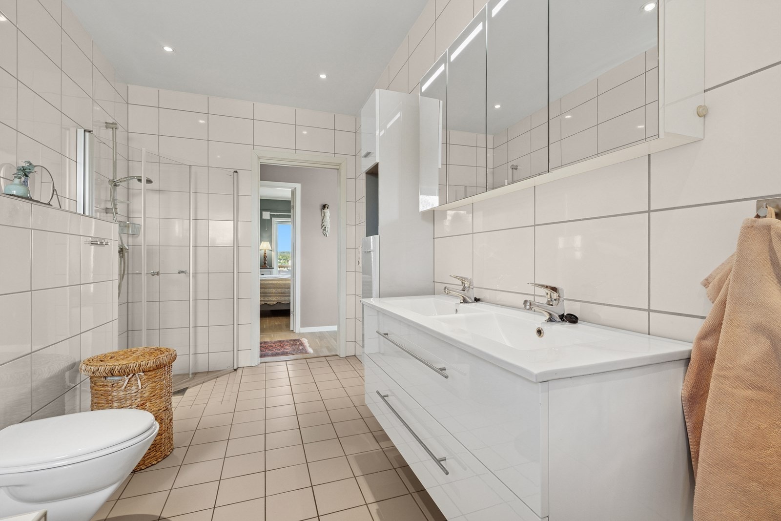 Flislagt bad med både dusj og badekar Galleribilde