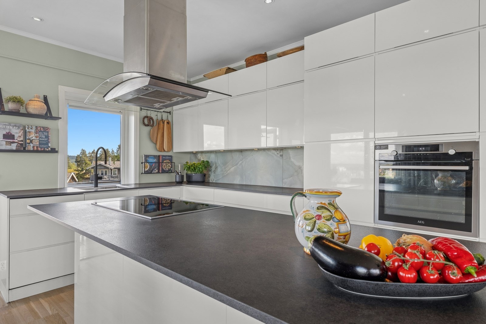 Her er det godt med skap og benkeplass Galleribilde