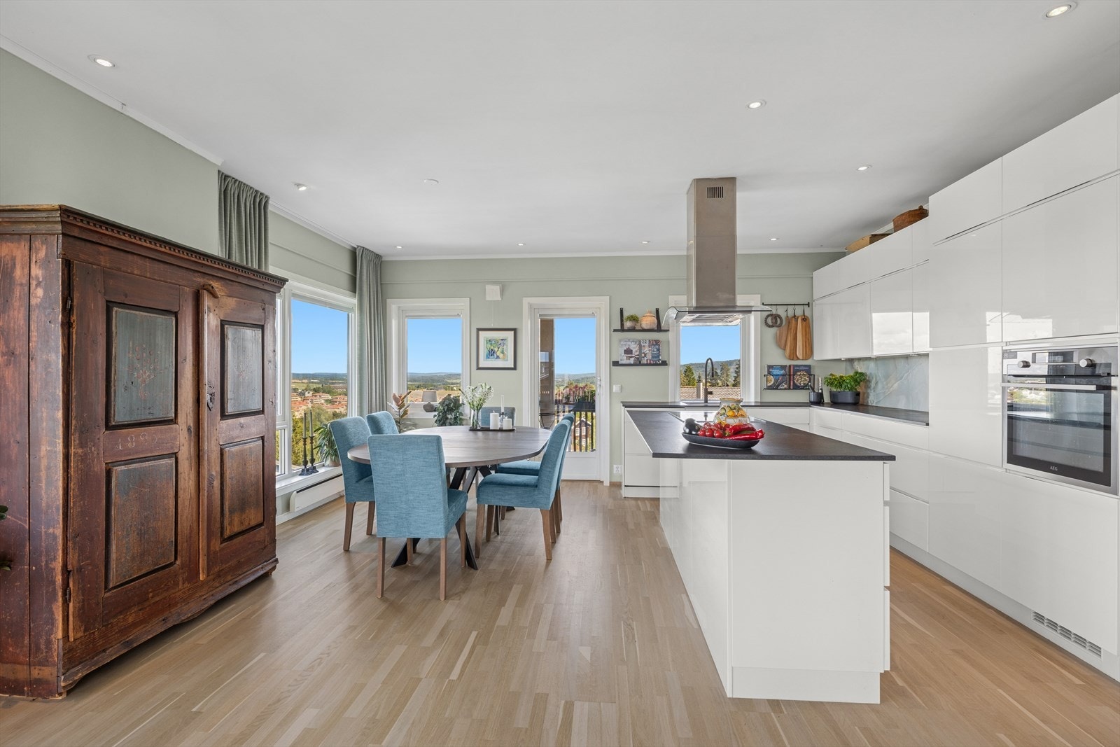 Ved kjøkken er det god plass til spisebord og utgang til balkong Galleribilde