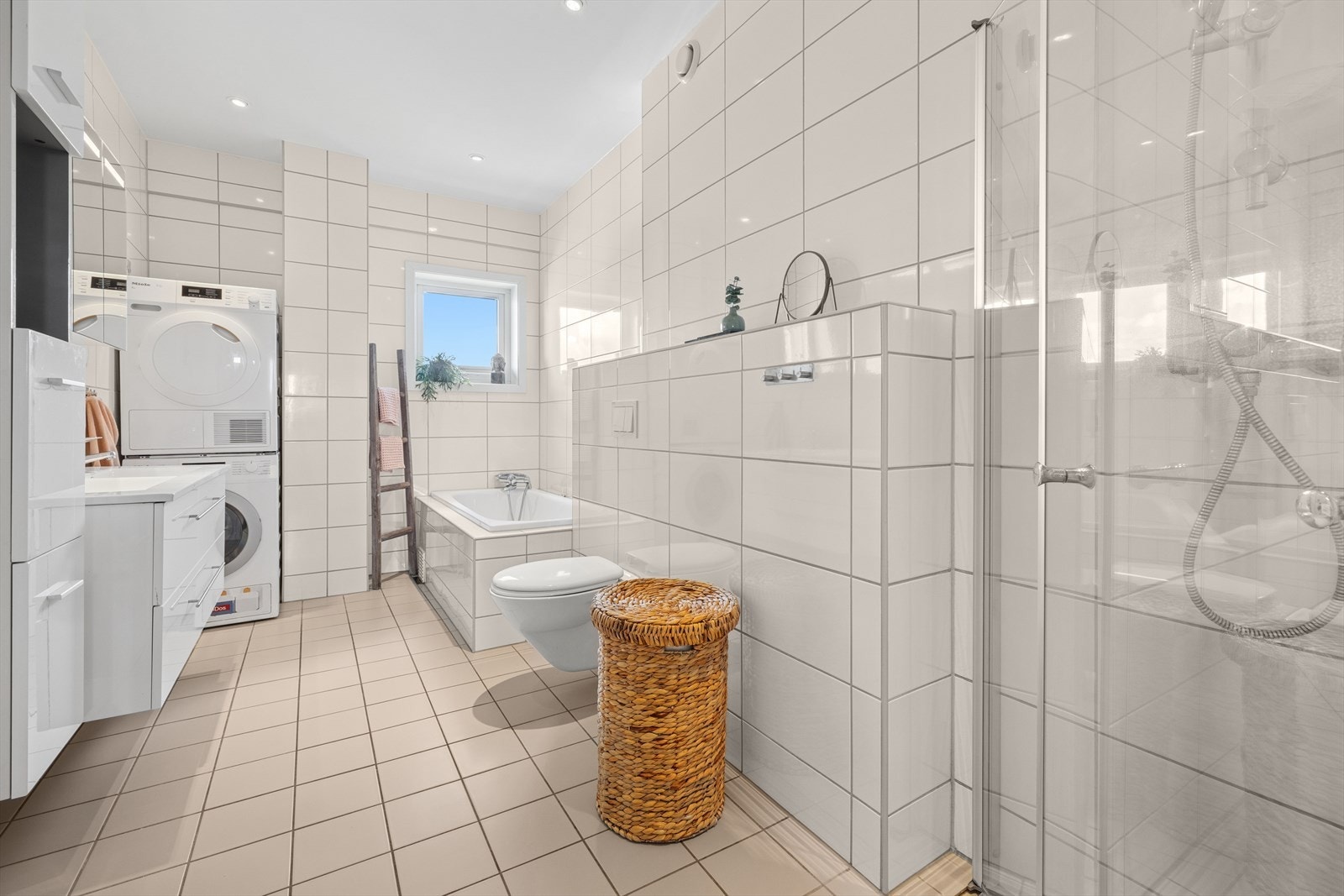 Varme i gulv og spotter i tak Galleribilde