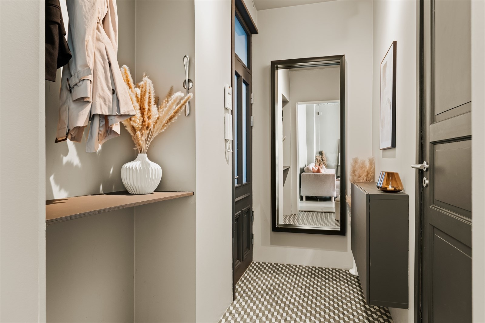 - Velkommen inn i en lys og innbydende entré med mye oppbevaring - Galleribilde