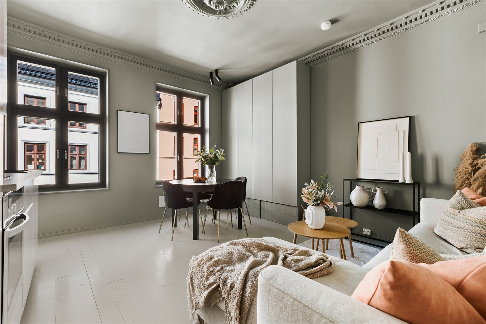 - I stuen har du rikelig med plass til sofa med tilhørende medialøsning, samt spisebord - Galleribilde