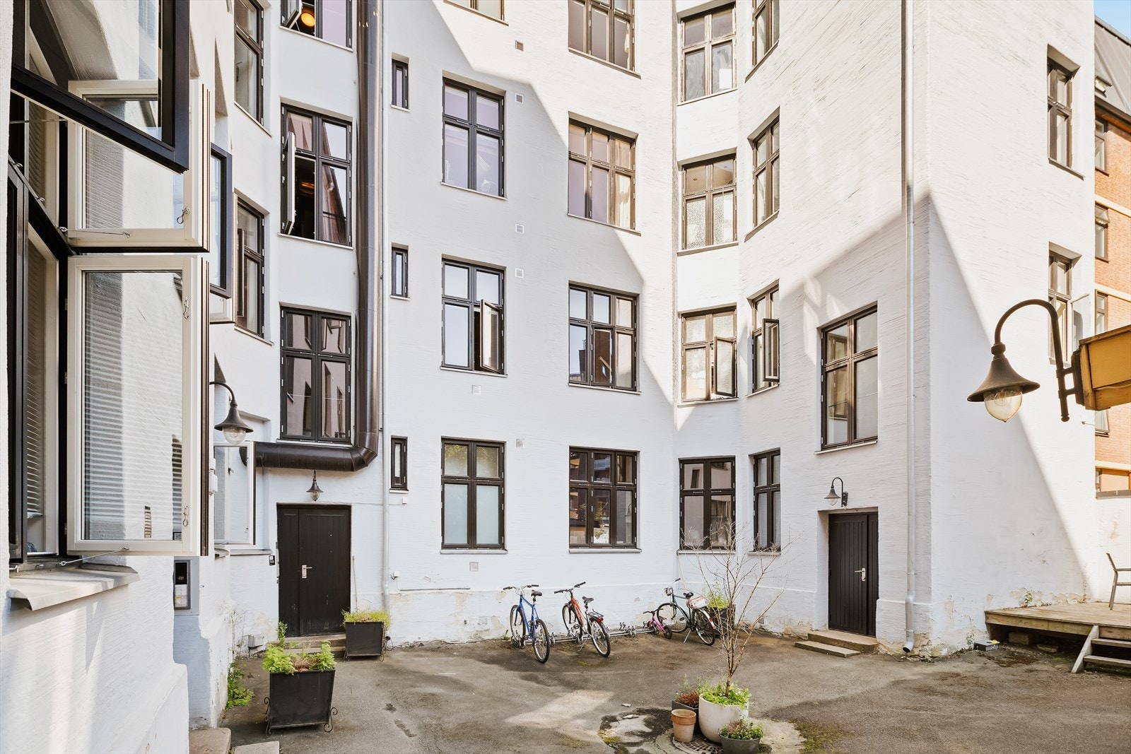 - Borettslaget har en felles bakgård med platting - Galleribilde