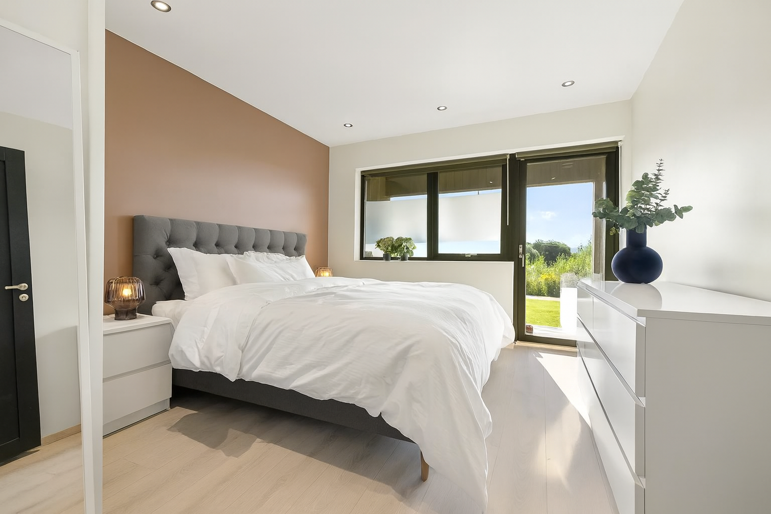 Soverom 1 er av svært god størrelse med egen tilgang til flislagt terrasse. Galleribilde