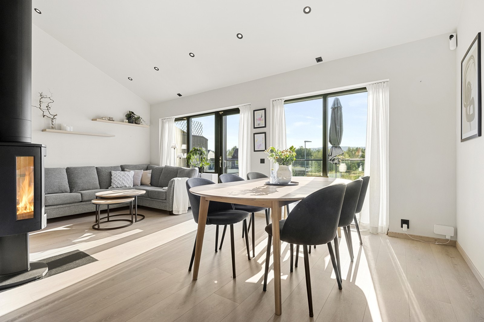 Ved stuen har du en god spisestue som passer godt til selskaper. Galleribilde