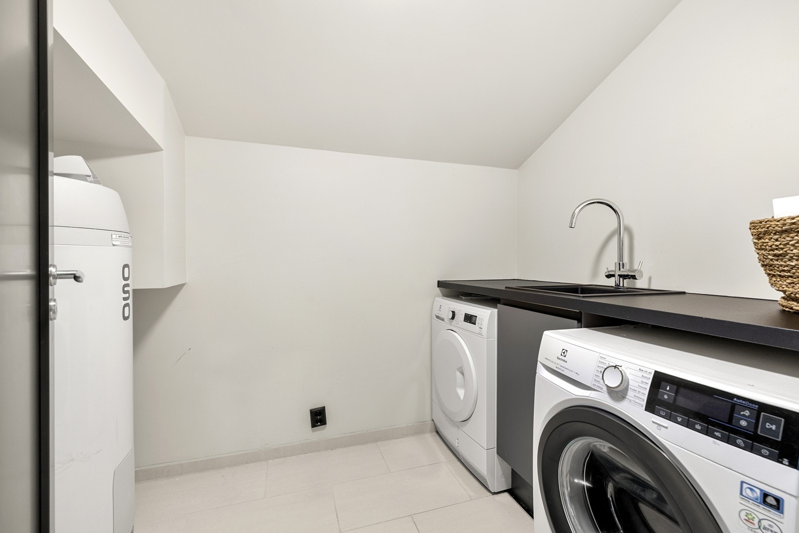 Ved badet har du et praktisk vaskerom med utslagsvask og benk. Galleribilde