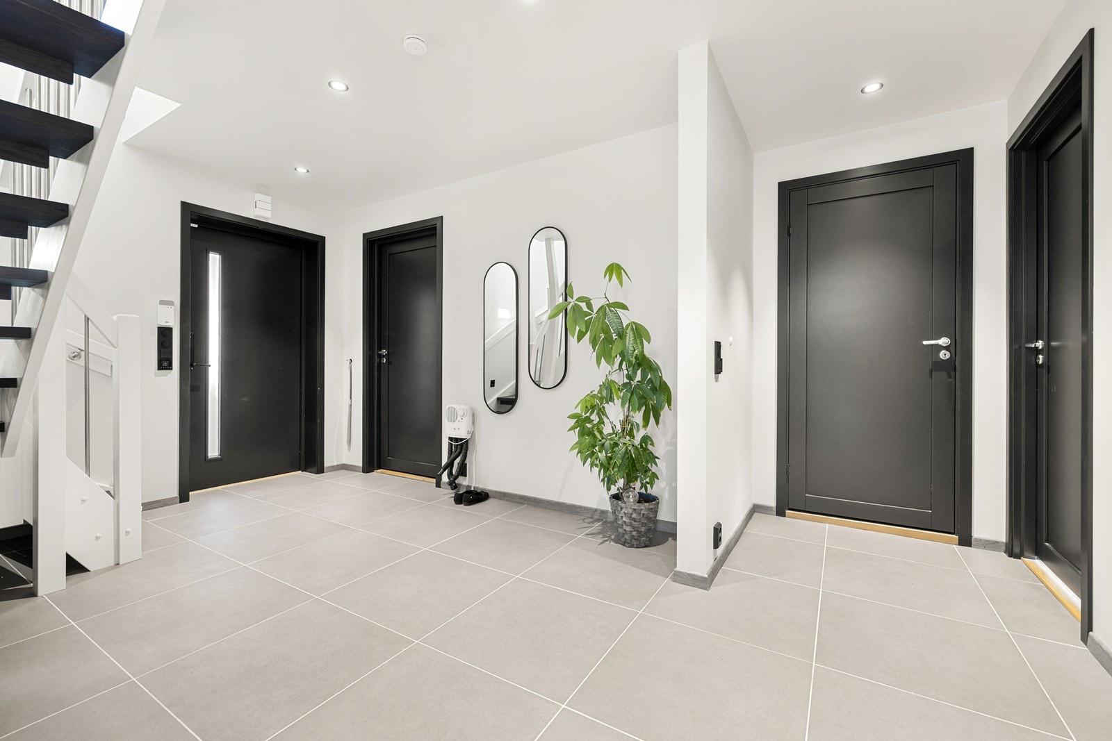 1. etasjen består av 3 soverom og et romslig bad. Det er varme i alle gulv i 1. etasjen. Galleribilde