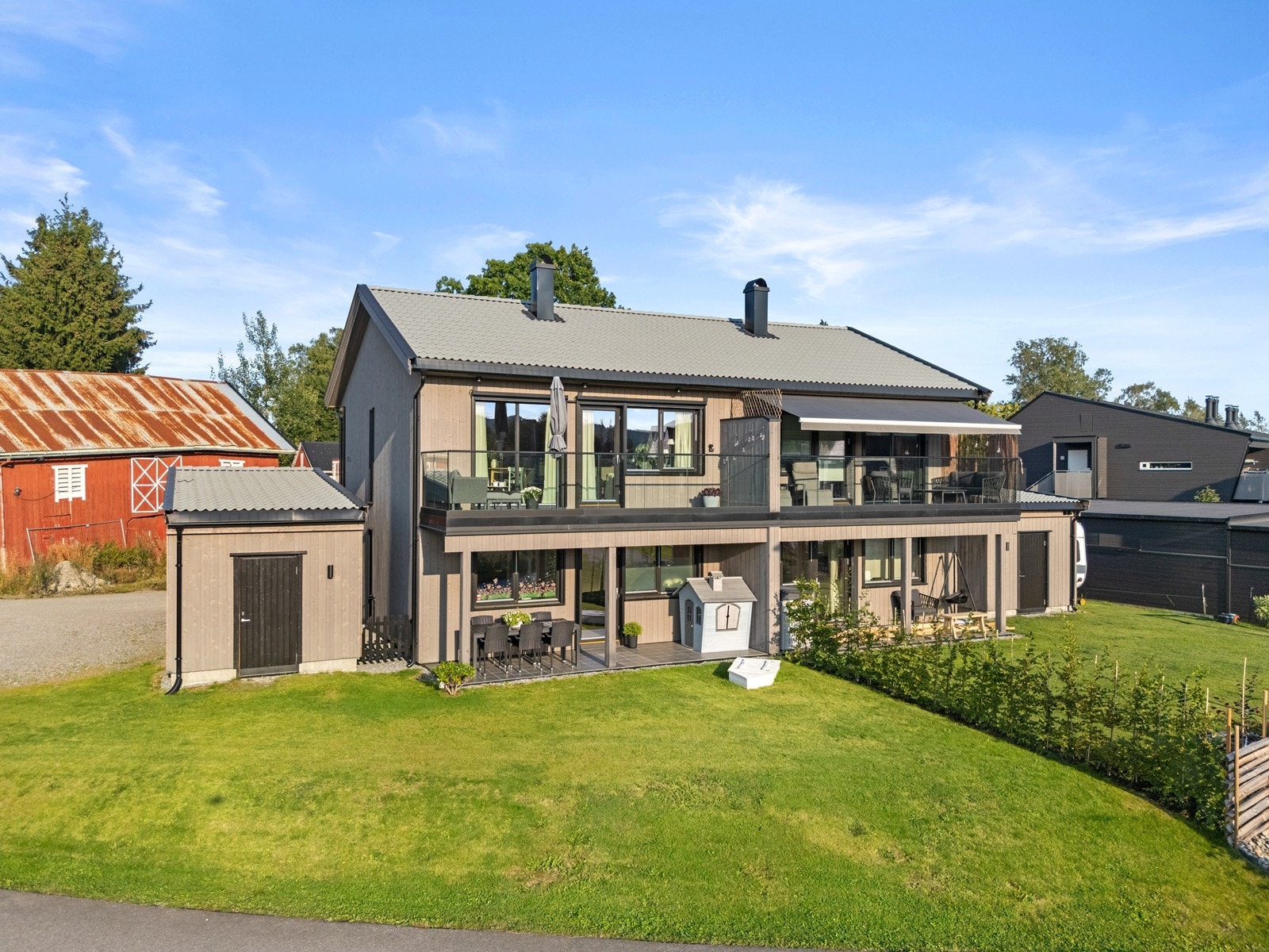 Boligen har fine uteområder og gode solforhold. Galleribilde