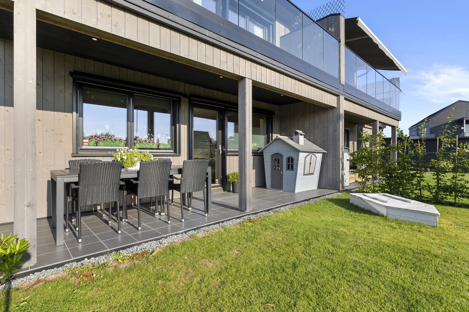 Terrassen i 1.etasje er på 11m² med overbygg og lys. Galleribilde