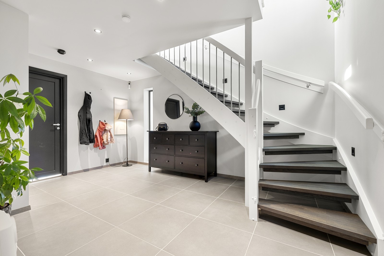 Entréen er lys og trivelig med god plass til å henge fra seg yttertøy og sko. Galleribilde