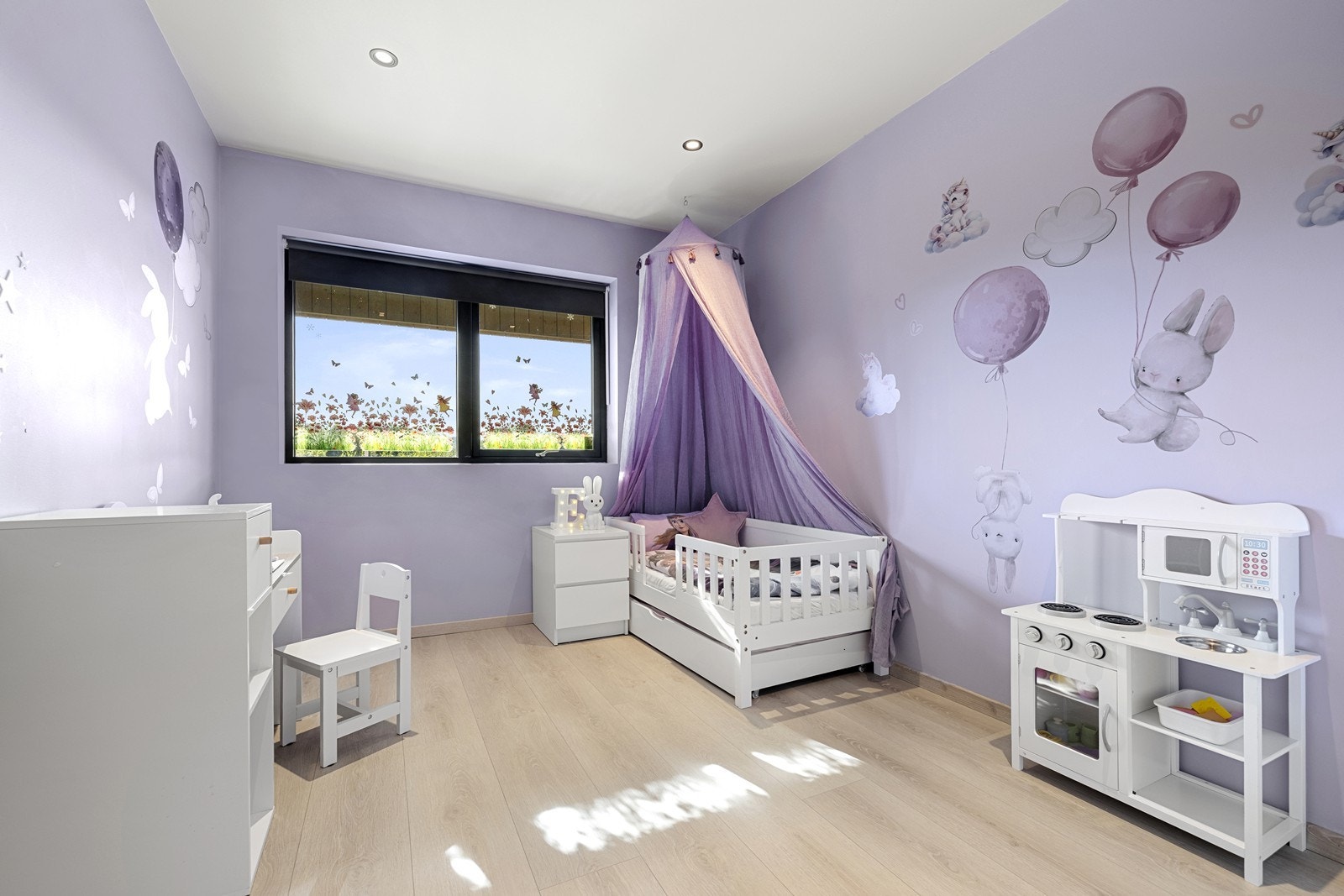 Det er store vinduer på soverommet som slipper inn rikelig med naturlig lys. Galleribilde