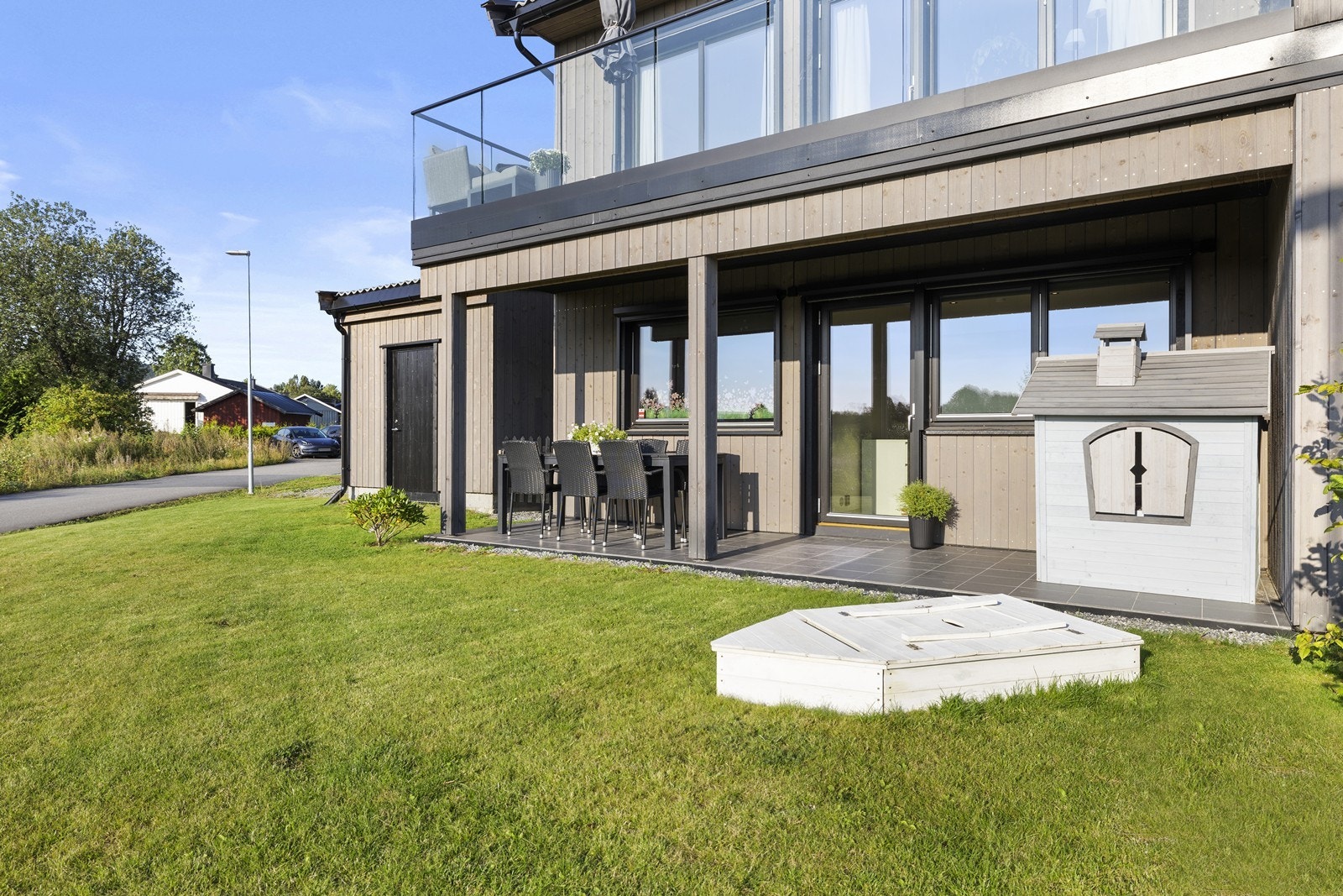 Boligen har flotte uteområder med blant annet to balkonger og en terrasse. Galleribilde