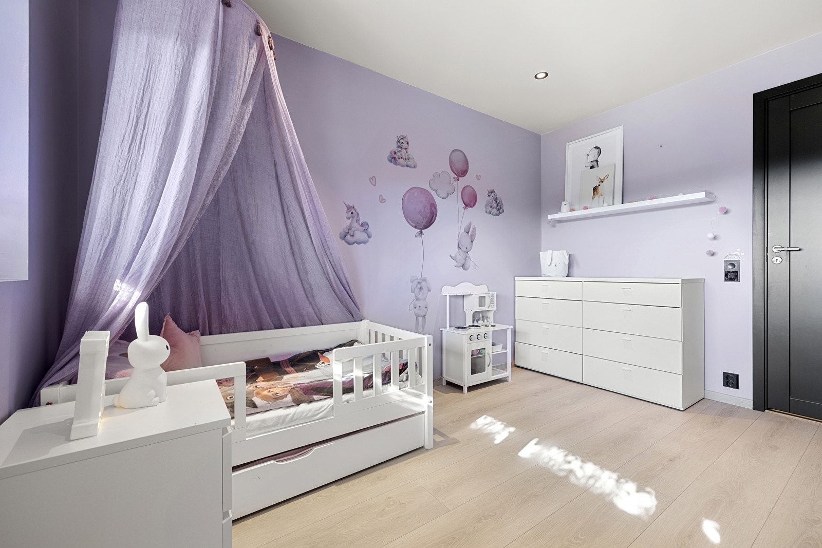 Soverom 3 er romslig med god plass til seng, skrivepult og garderobeløsning. Soverommet passer godt som barne- eller ungdomsrom. Galleribilde