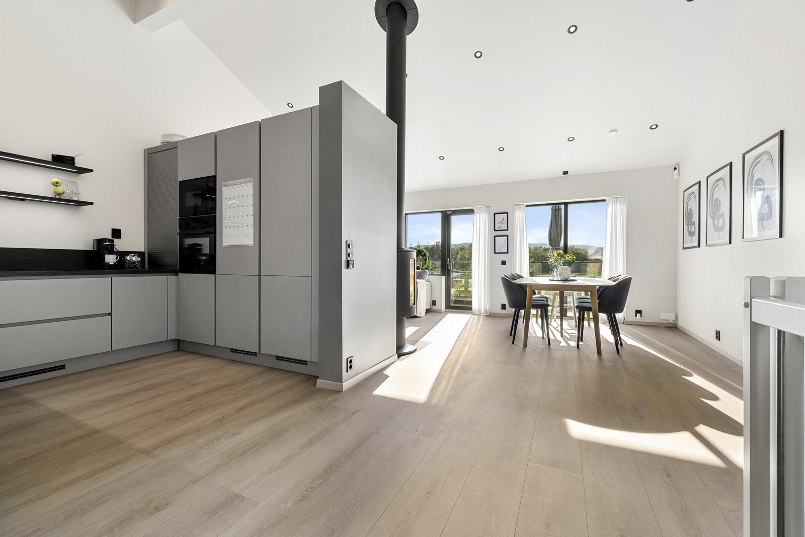 Kjøkkenet ligger i en halvåpen løsning til spisestuen. Galleribilde