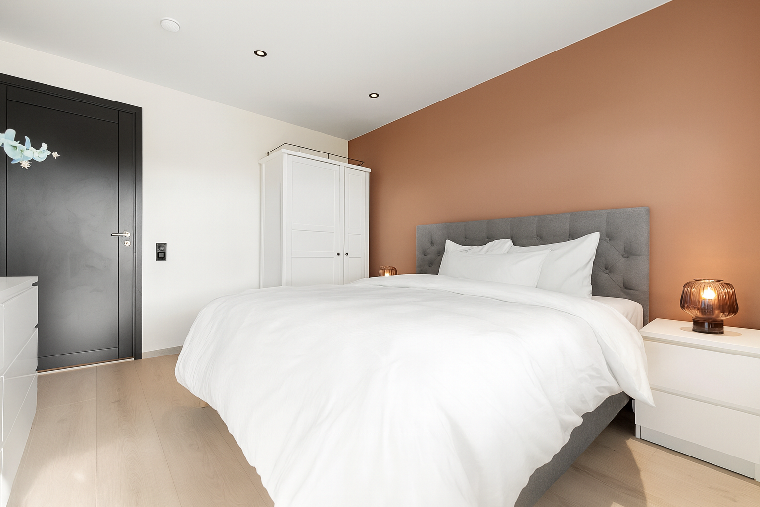 Soverommet har god plass til dobbeltseng med tilhørende nattbord og garderobeløsning. Galleribilde