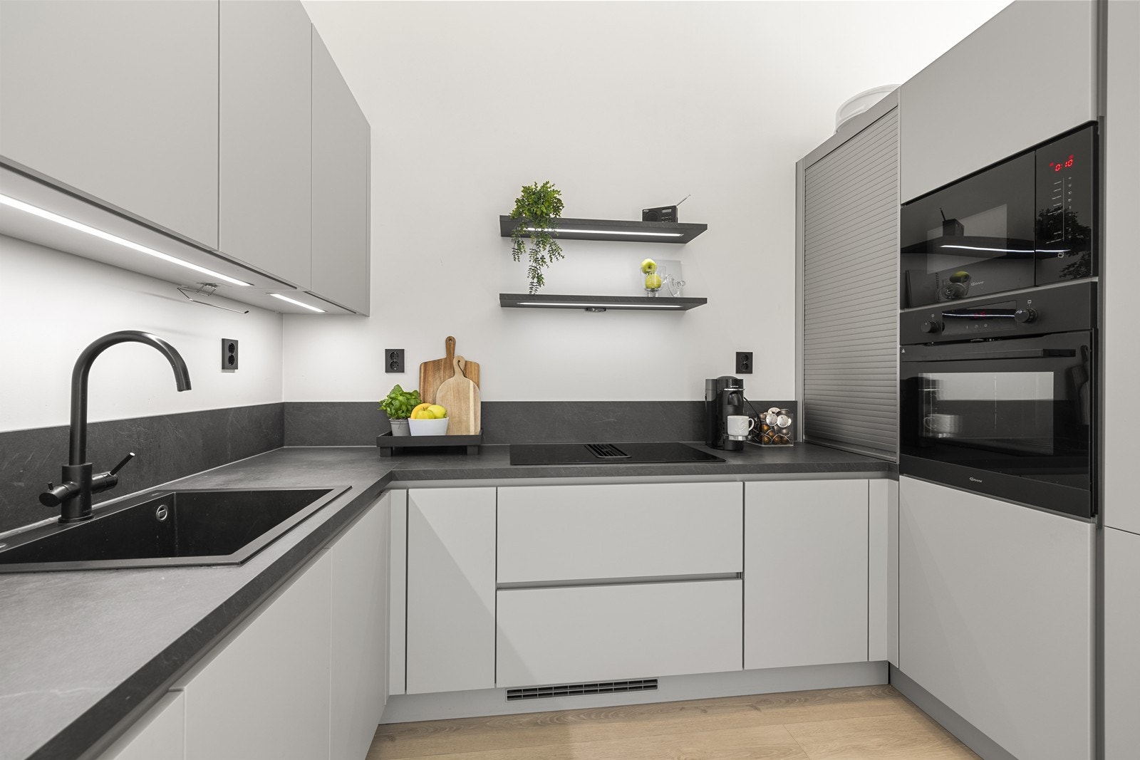 Integrerte hvitevarer på kjøkkenet. Galleribilde