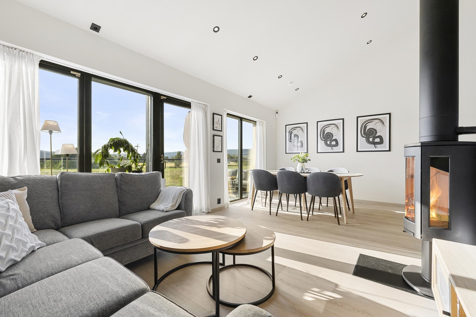 Stuen er åpen og romslig med store vindusflater som skaper et lyst og luftig inneklima Galleribilde