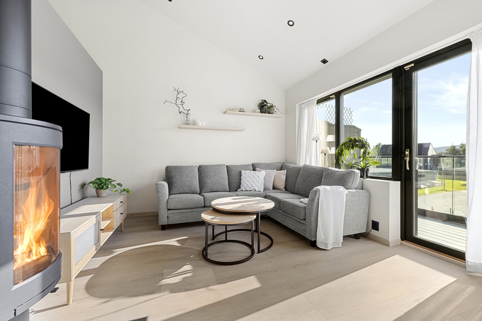 Stuen har store vindusflater som slipper inn rikelig med naturlig lys. Galleribilde