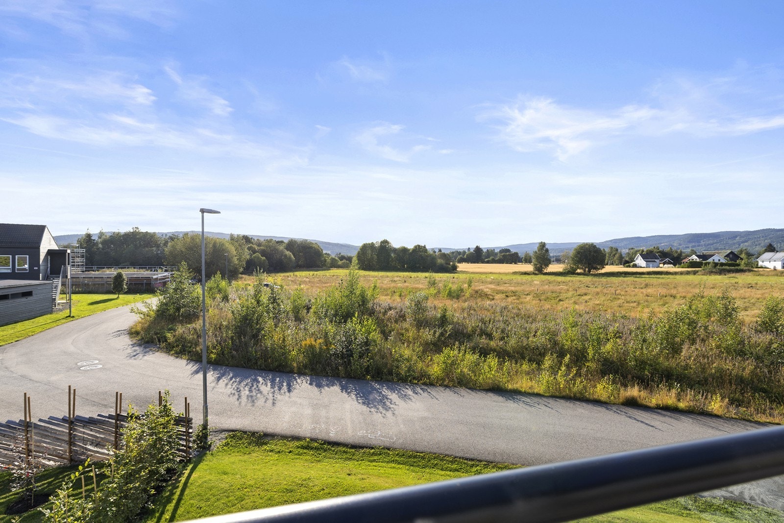 Fra balkongen han du en pen og landlig utsikt over nærområdet. Galleribilde