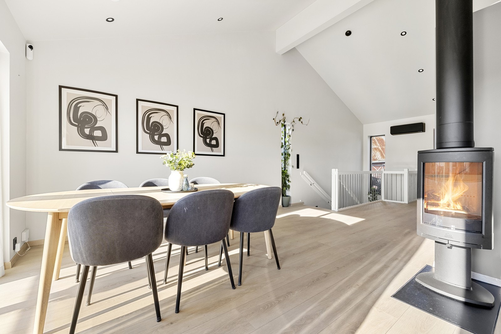 Boligens 2. etasje har en fantastisk takhøyde som gir etasjen en god og luftig atmosfære. Galleribilde