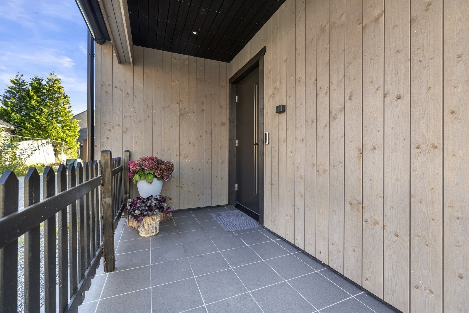 Inngangspartiet er overbygget og flislagt. Galleribilde