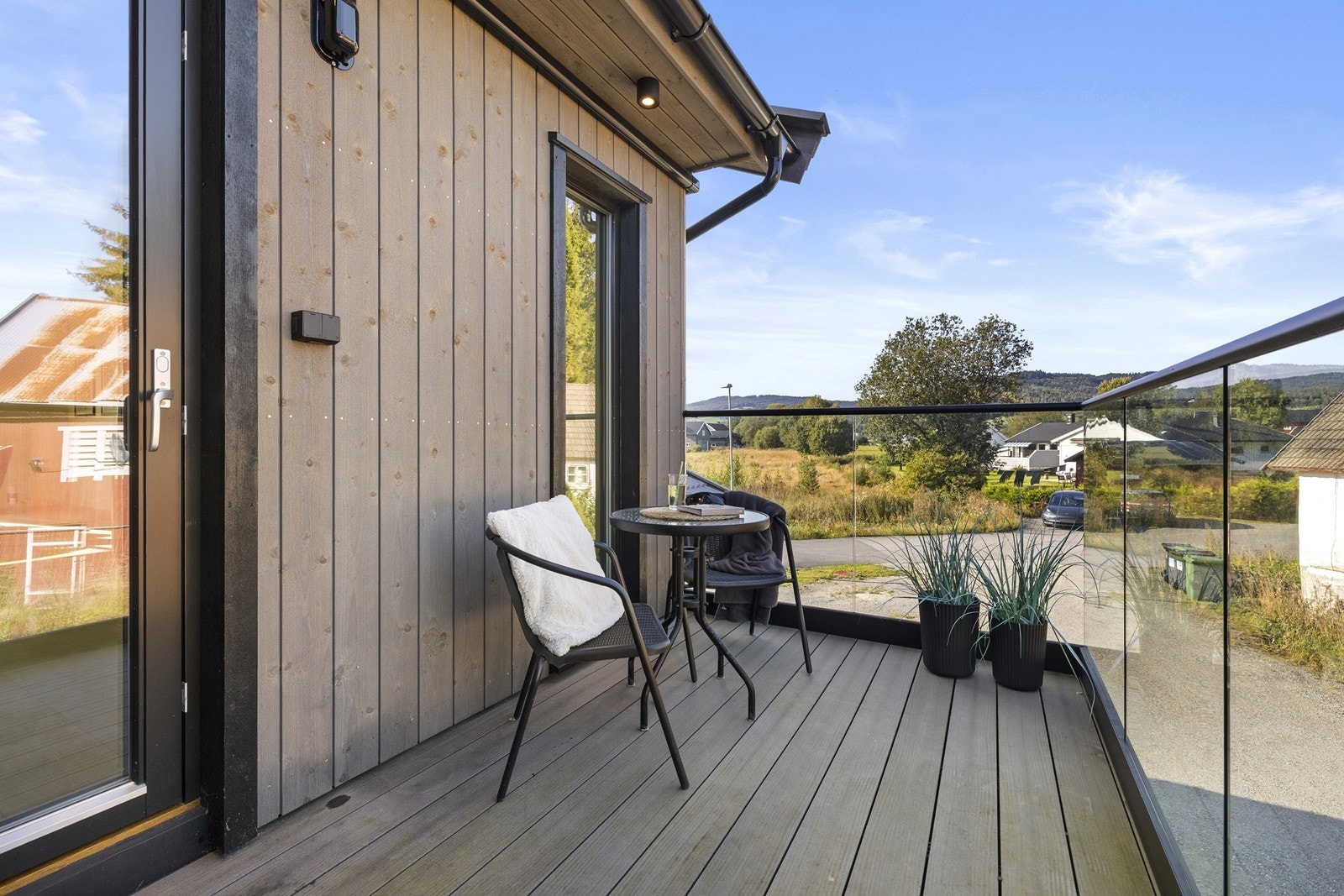 På balkongen ved kjøkkenet kan du nyte morgenkaffen før du starter dagen. Galleribilde
