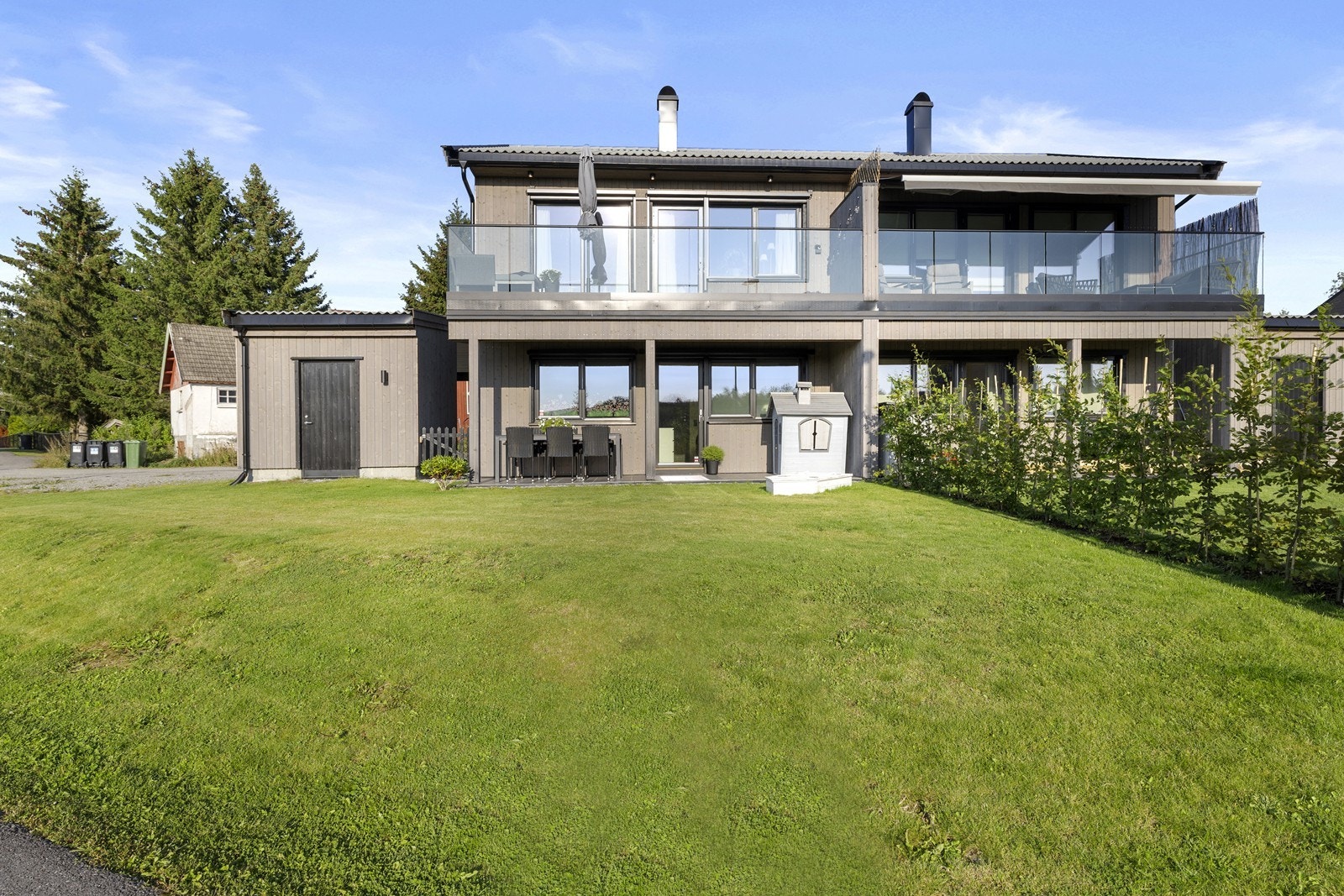 Velkommen til Lavskrikevegen 10C, en innholdsrik halvpart tomannsbolig i et barnevennlig område på Maura! Galleribilde