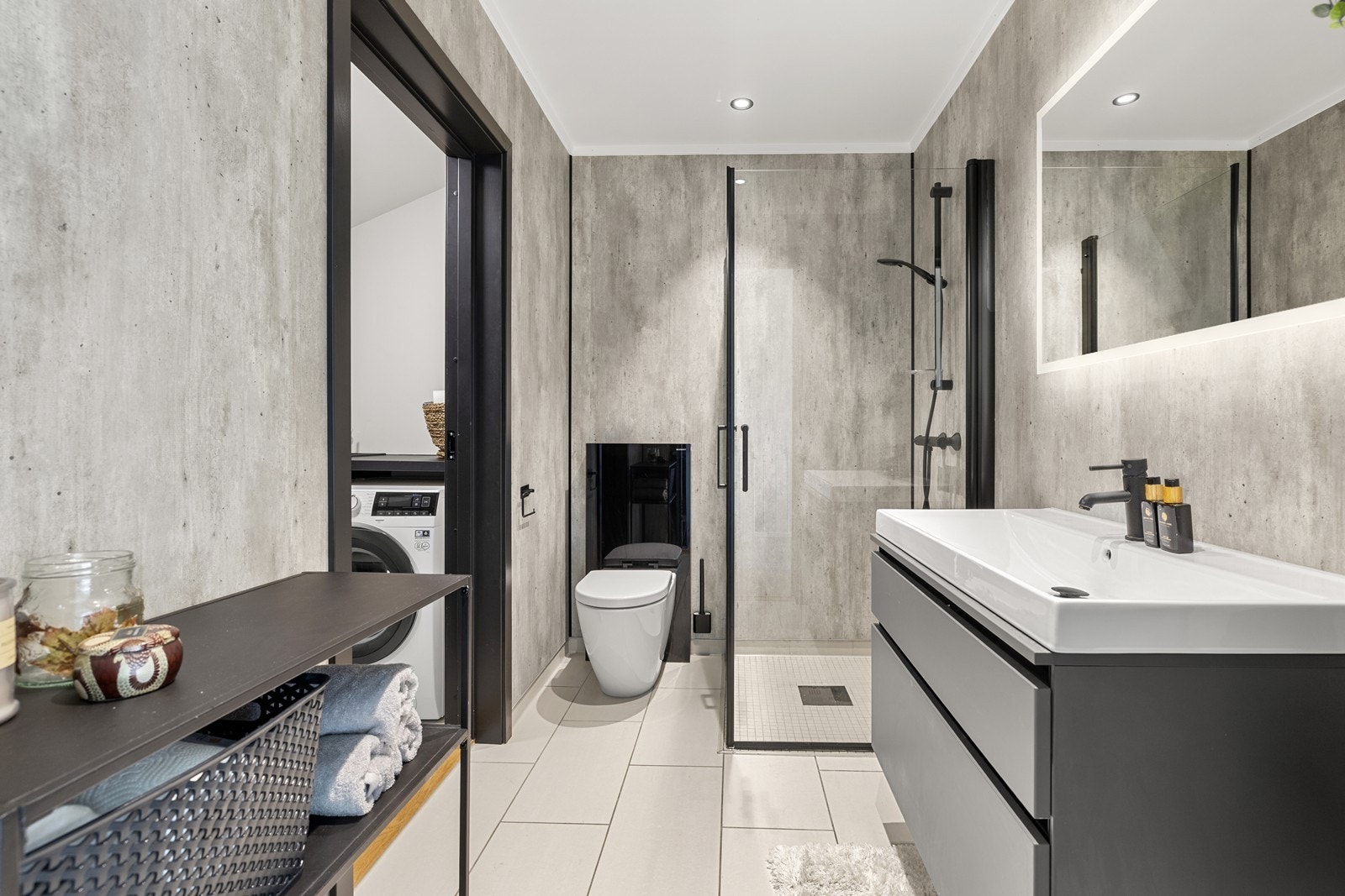 Baderommet i 2. etasje er stilrent med fliser på gulvet og våtromsplater på vegg. Gulvvarme. Galleribilde