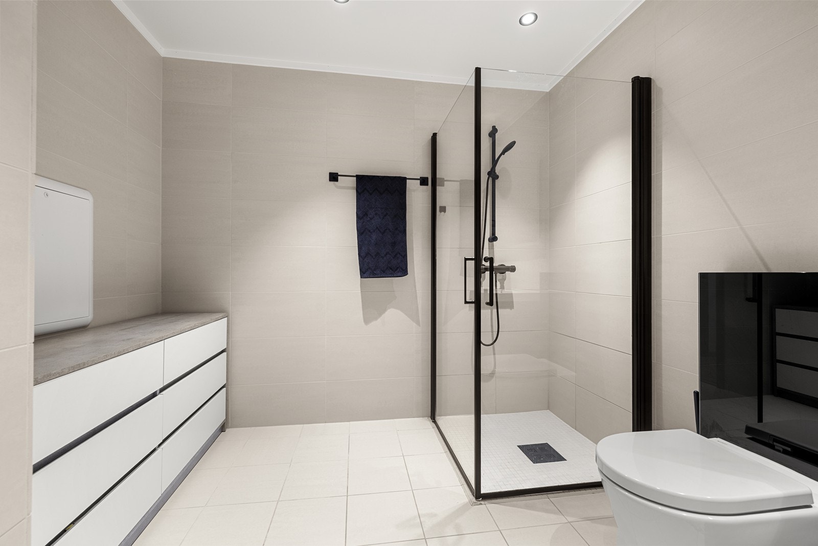 Det er satt inn en praktisk kommode på baderommet til oppbevaring av håndklær. Galleribilde