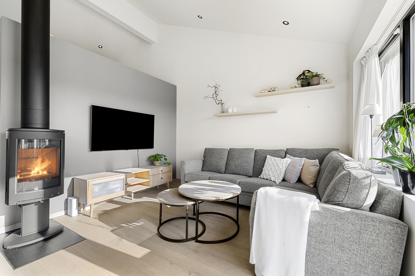 Det er montert peis i stuen som skaper en lun og god stemning på mørke høst- og vinterkvelder. Galleribilde