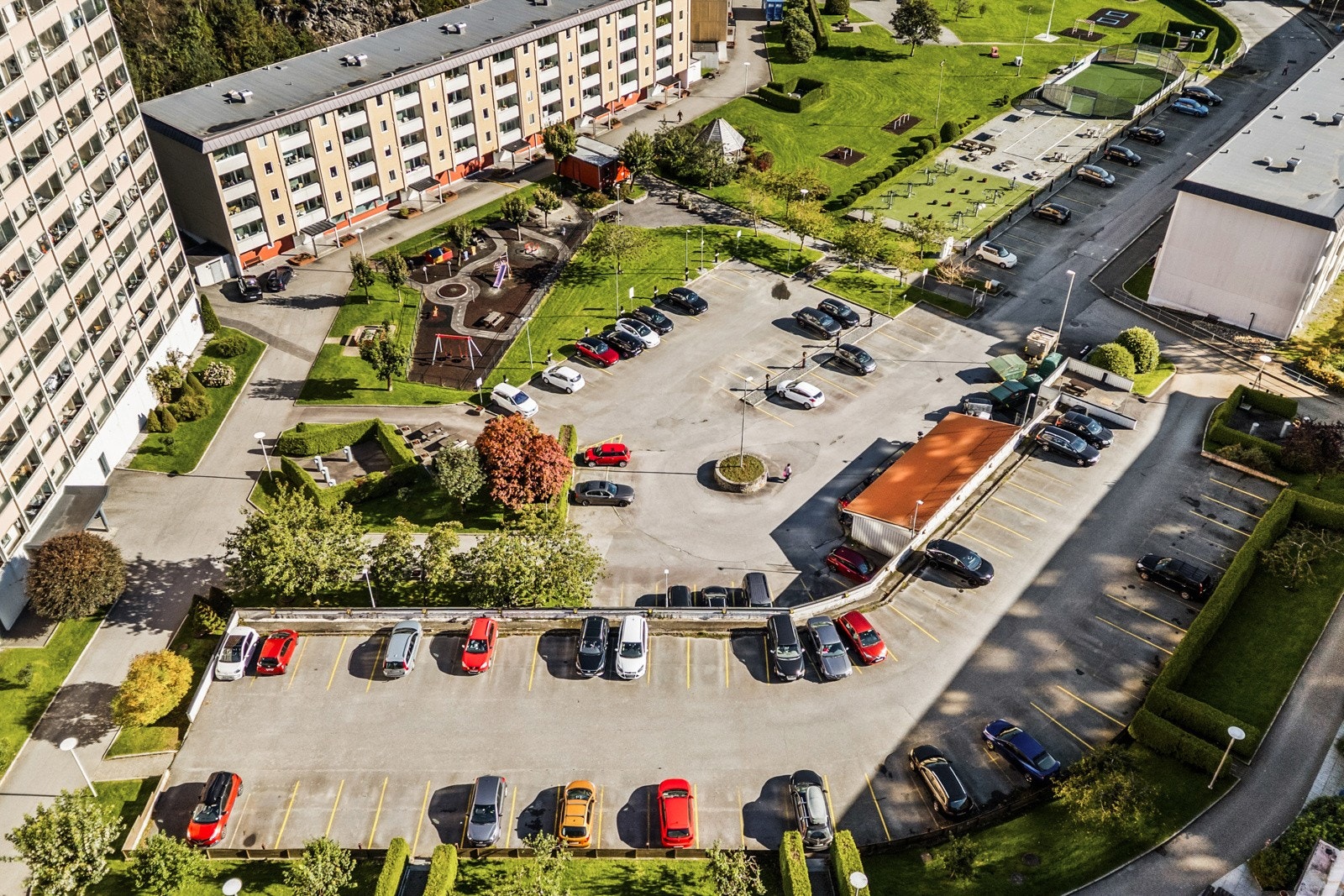 Transportmulighetene er svært gode. Med busstopp kun noen få minutters gange fra boligen, har du hyppige avganger inn mot Bergen sentrum - en reise som vanligvis tar rundt 20 minutter. Galleribilde