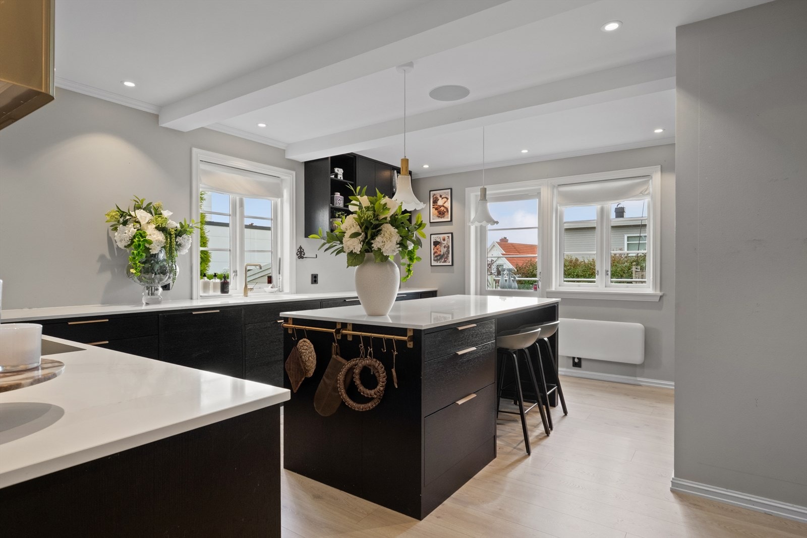 Kjøkkenet er påkostet med Silestone benkeplater, integrert Silestone vask og en tilhørende kjøkken øy med integrerte kjøleskuffer. Galleribilde