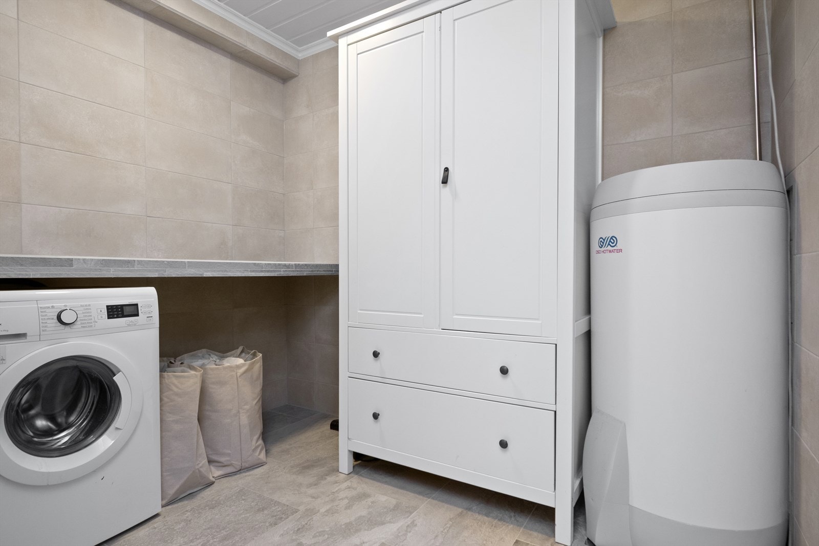 Det er lagt opp til vaskemaskin på badet i hybelen. Galleribilde