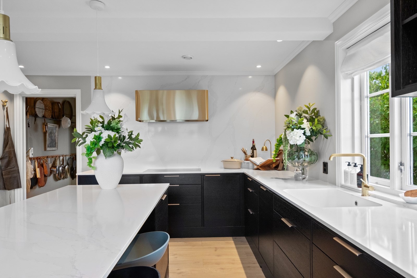 Det er innfelt backsplash som dekker hele veggen bak koketoppen. Denne er av samme materialet som benkeplatene for øvrig. Galleribilde
