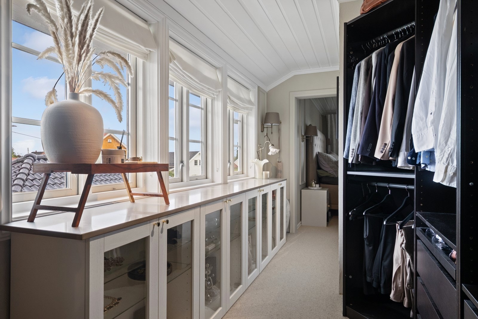 Super walk-in garderobe med masse plass. Galleribilde