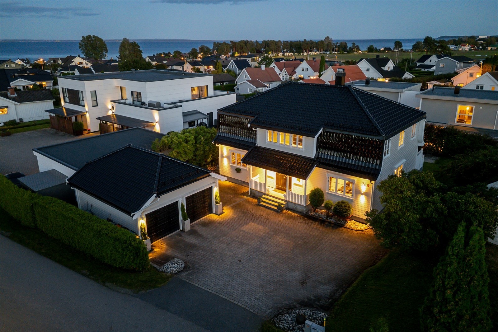 Denne flotte boligen ligger i et ettertraktet og familievennlig boligområde med kort vei til både sjø, strand og flotte turområder. Galleribilde