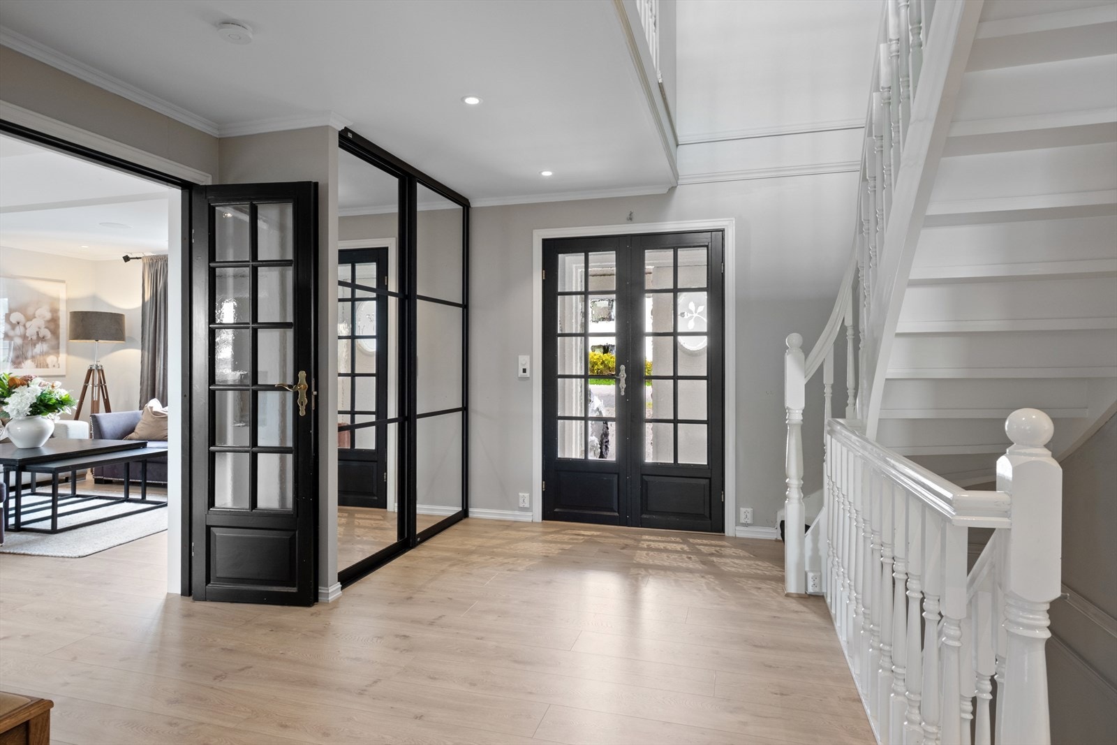 Entréen er romslig og har en lekker skyvedørsgarderobe. Galleribilde