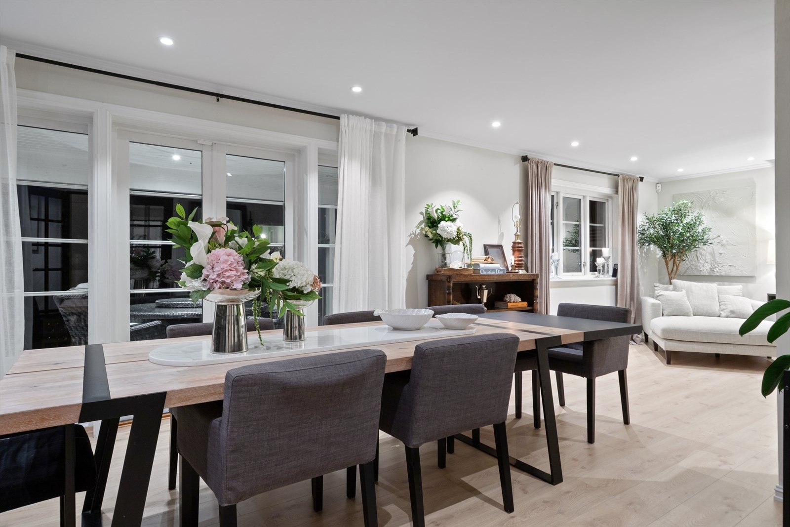 Det er direkte utgang til terrasse og hage fra spisestua/ stua. Galleribilde