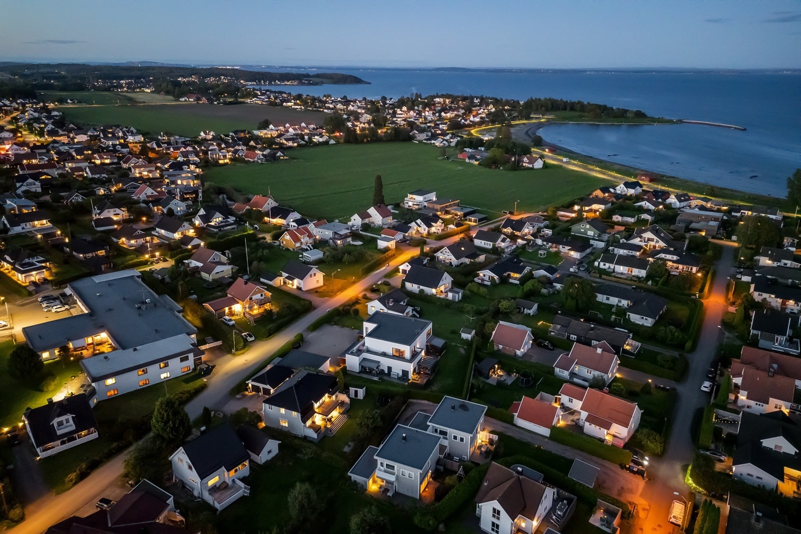 Innholdsrik og oppgradert enebolig beliggende i et attraktivt, solrikt og barnevennlig boligområde, kun få minutters gange fra vakre Ringshaugstranda. Galleribilde