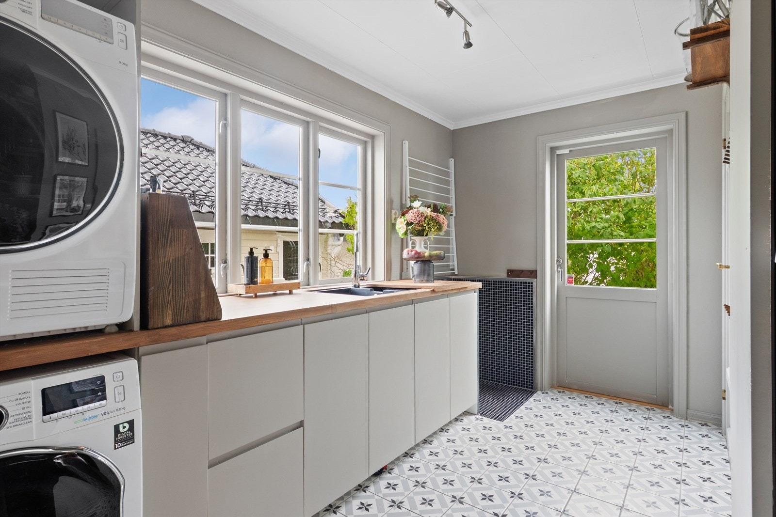 Fra vaskerommet er det direkte utgang til hage og gårdsplass. Galleribilde