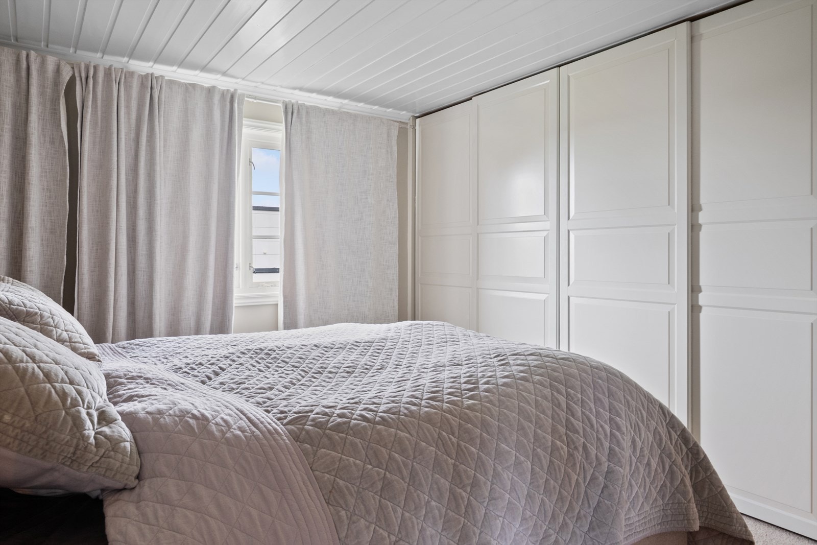 Hovedsoverommet har stor skyvedørsgarderobe og direkte tilgang til walk-in. Galleribilde