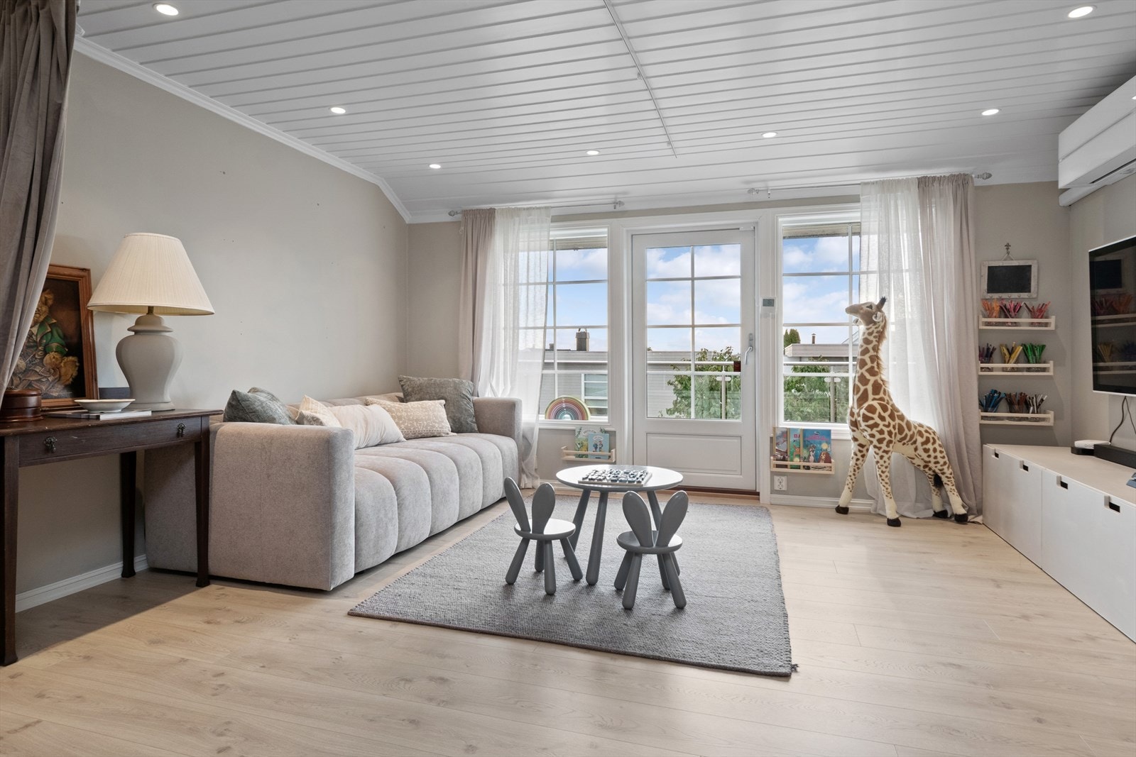 I 2. etasjen finner du en koselig loftstue med utgang til solrik balkong med sjøutsikt. Galleribilde