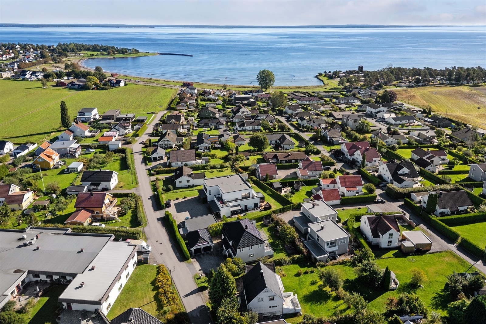 Her bor du fredelig og skjermet, med umiddelbar nærhet til både sjø, strand og flotte turområder. Galleribilde