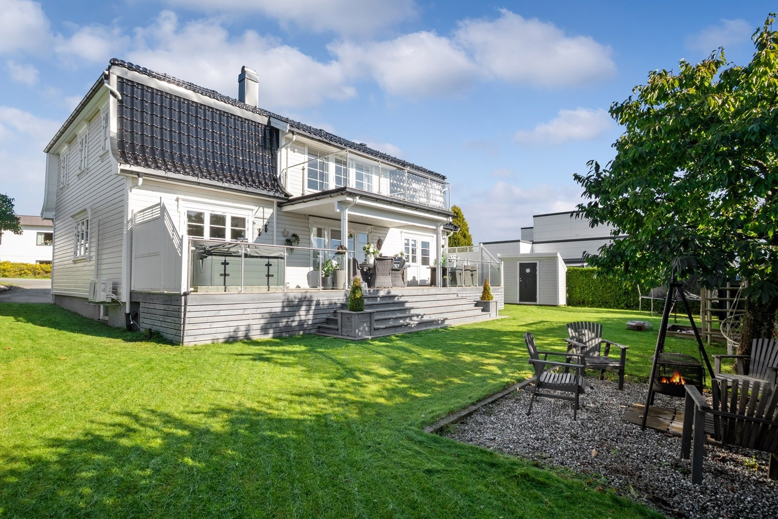 Eiendommen byr på rikelig med plass og en praktisk planløsning, perfekt for den moderne familien. Galleribilde