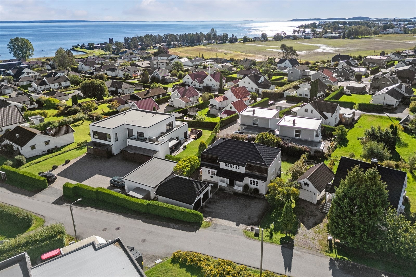 Det er lagt nytt tak og undertak på bolig og garasje i 2024, utført av Totaltak AS. Galleribilde