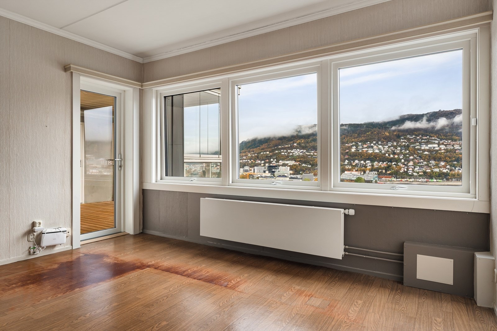 Fra stuen er det direkte tilgang til innglasset balkong Galleribilde