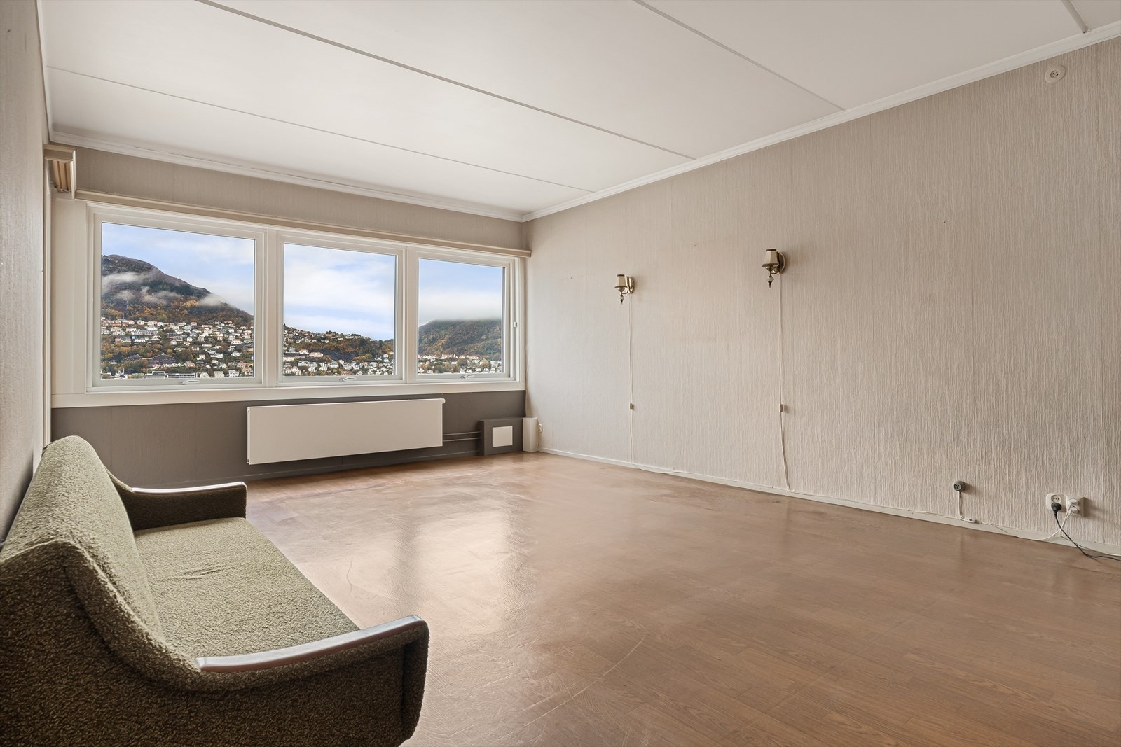 Stuen har store vinduer som slipper inn rikelig med naturlig lys. Galleribilde