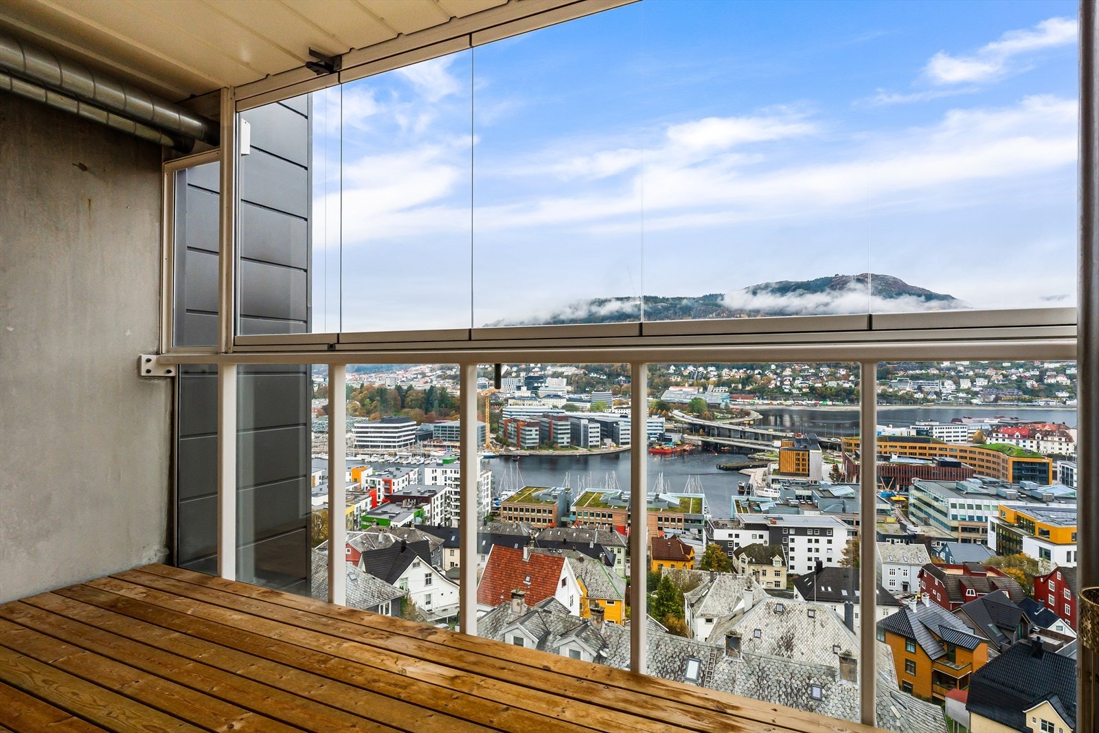 Her er det plass til både sittegruppe og annen ønsket innredning, fra balkongen har man også utgang til trappehus for å komme opp på takterrassen. Galleribilde