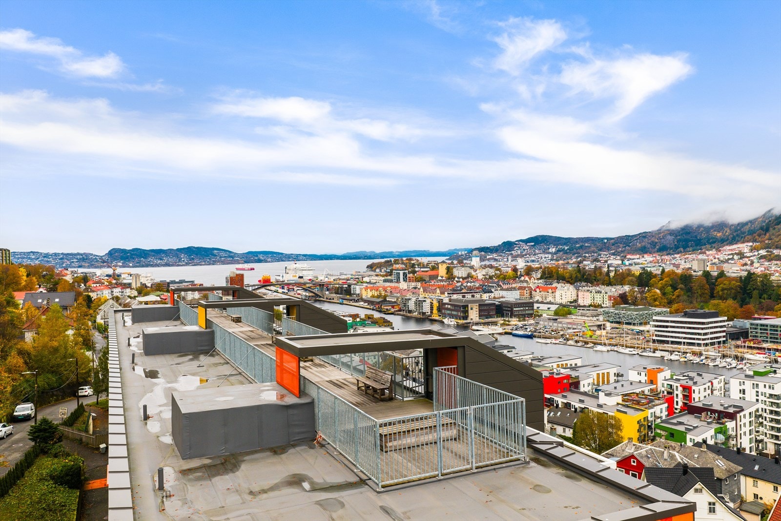 Fra takterrassen har du sjøutsikt og utsikt over sentrum. Galleribilde